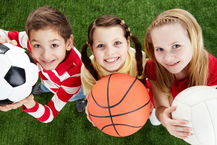Trije otroci vsak svojo žogo za šport - Simbolna fotografija za izbiro prave obšolske dejavnosti