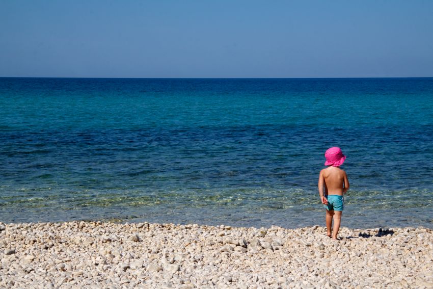 Otrok na plaži na hrvaški obali