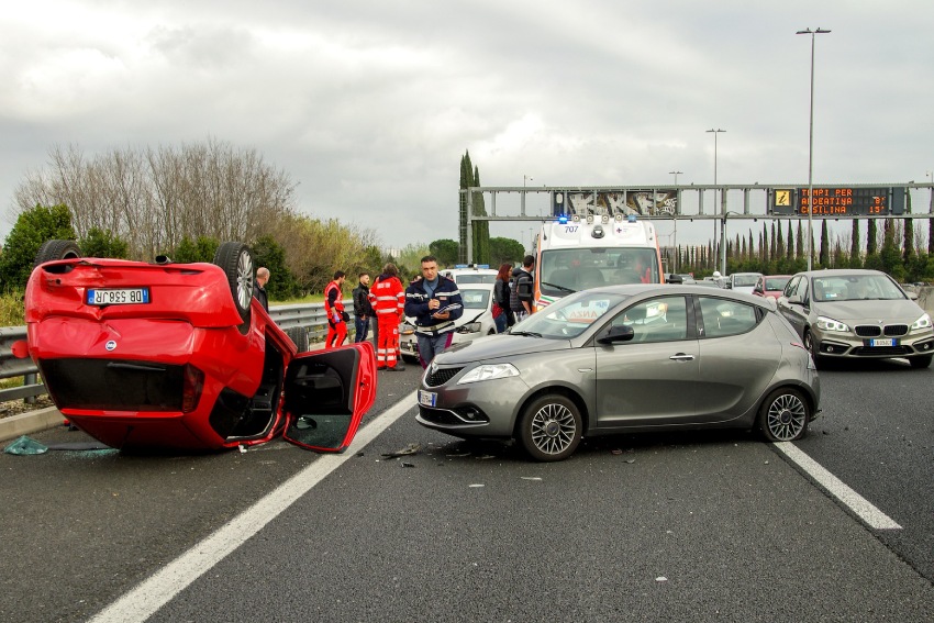 Prometna nesreča na tuji avtocesti