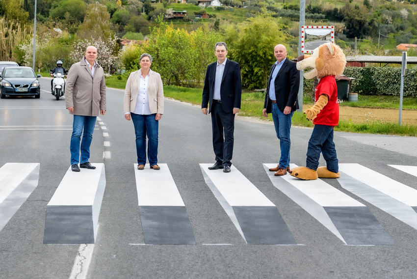 Predstavniki občine, Zavoda Varna pot in Generalija na novoumeščenem 3D-prehodu.