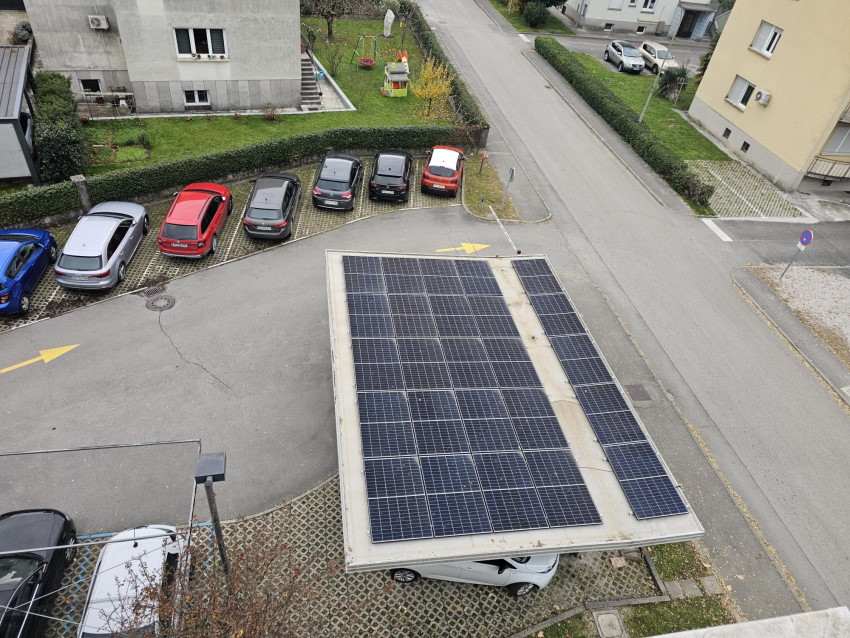 Sončna elektrarna na poslovni stavbi v Novi Gorici zagotavlja več kot polovico električne energije, ki jo potrebuje stavba.