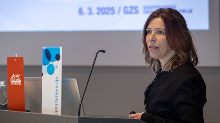Sonja Koželj Černigoj, produktna vodja za premoženjska zavarovanja, je na dogodku predstavila primer enega od zavarovancev, podjetja Varta.