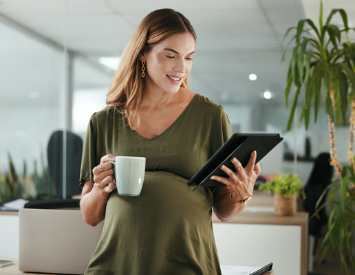 Nosečnica išče nasvete za nosečnice na tablici