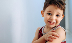 Meček kaže na ramo, kjer je bil cepljen