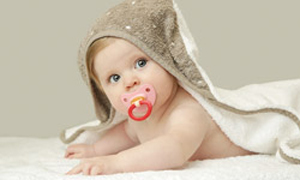 Ljubek dojenček z dudo