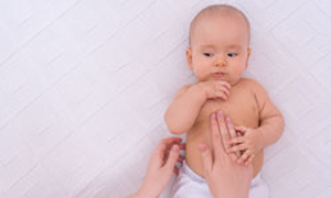 Dojenček opazuje svojo okolico