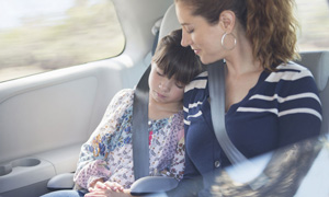 Mama in hči se vozita v avtu privezani z varnostima pasovoma