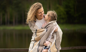 Mama objema svojo najstniško hčerko