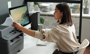 Zaposlena se pri delu zanaža na pisarniško opremo, zato potrebuje strojelomno zavarovanje