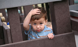 Deček se drži za glavo