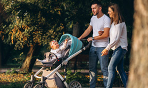 Družina na sprehodu z vozičkom