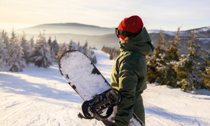 Fotografija smučarja - simbolna fotografija za zavarovanje za smučanje