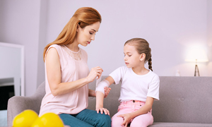 Mama obvezuje komolec deklici