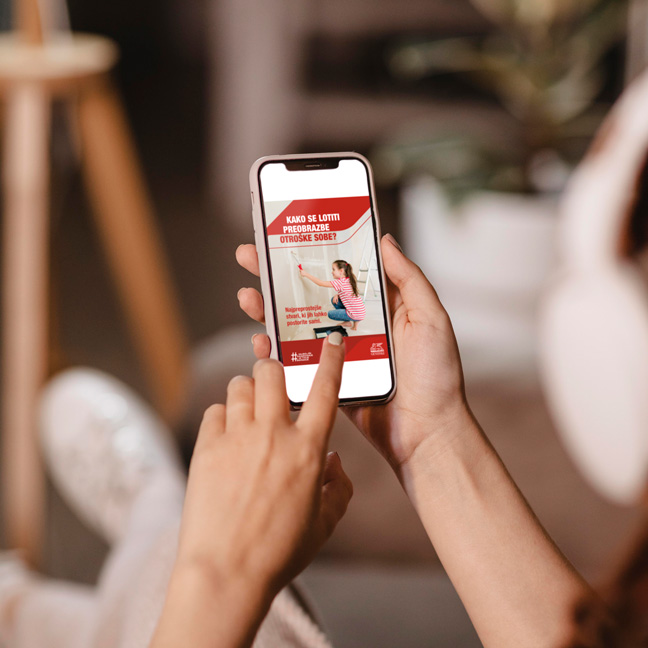 Deklica čepi pri steni in zakriva razpoke v njej – otroci naj pri prenovi otroške sobe sodelujejo, če le lahko.