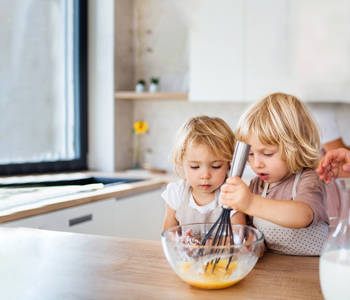 Oče in deklica se zabavata, ko skupaj kuhata zdrave recepte za kuhanje z otroki.
