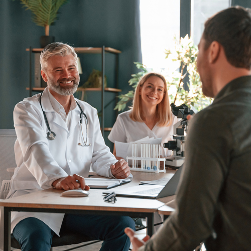 Zdravnik in medicinska sestra v pogovoru s pacientom