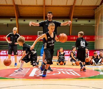 Podprli smo osmo izvedbo Košarkarskega kampa Gorana Dragića in sodelovali pri postavitvi četrtega pametnega igrišča