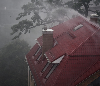 Kako ravnati v primeru toče, viharja ali katere druge naravne nevarnosti?