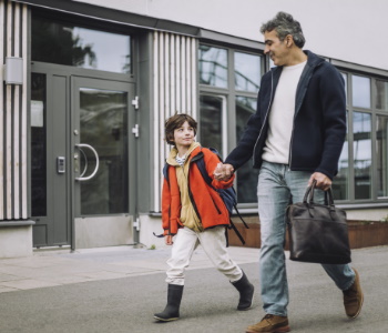 Prisluhnite pogovoru z Robertom Štabo, zakaj lahko le skupaj, kot družba, zagotovimo varnost otrok v prometu in kakšna je pri tem vloga staršev.