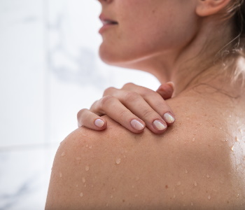 Ko nas poletno sonce vabi, da kožo razgalimo na plaži, bi morali pomisliti tudi, kdaj smo jo nazadnje razgalili pred dermatologom.