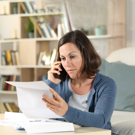 Podjetnica pregleduje dokumente in preverja stanje s svojim računovodskim servisom.