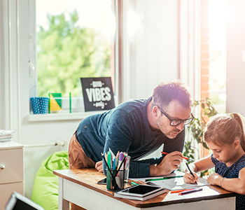 Ko se začne novo šolsko leto in se v družini pojavijo težave, jih pogosto iščemo pri otroku – a starši pogosto delamo napake, ki vplivajo na otroka.