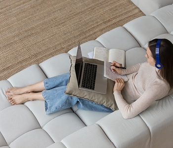 Spletno učenje je danes na dosegu klika, a ne pomaga, če vztrajate pri starih vzorcih učenja. Prisluhnite predavanju, ki vas bo naučilo učenja.