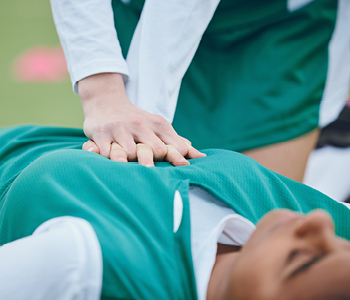 V 50 % primerov prvo pomoč poškodovanim ali nenadno obolelim nudijo laiki, največkrat v domačem okolju in prostem času. Obnovite znanje prve pomoči!