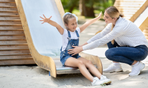 Pomoč družinam v stiski pomaga otrokom razvijati potenciale in ustvariti boljše možnosti v prihodnosti. Prisluhnite pogovoru prostovoljk.