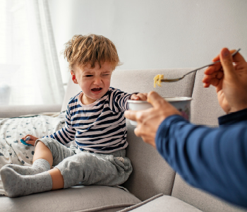 Vsi starši malčkov jo poznamo: trmo, ko bi najbolj potrebovali otrokovo sodelovalnost. Barbi Završnik ponuja tehnike, ki vam bodo v teh trenutkih pomagale.