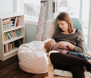 Svetovalki raziskujeta mite in resnice o dojenju, ki (pre)pogosto krožijo po družbenih omrežjih in obremenjujejo mlade mamice.