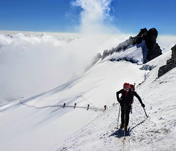 Gorski reševalec Matjaž Šerkezi v predavanju predstavlja, na kaj vse morate biti pozorni, da bo obisk gora pozimi čim varnejši.