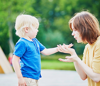 Nekatere otroške poškodbe lahko ublaži že mamina ljubezen, pri drugih pa starši potrebujejo tudi nekaj znanja prve pomoči.