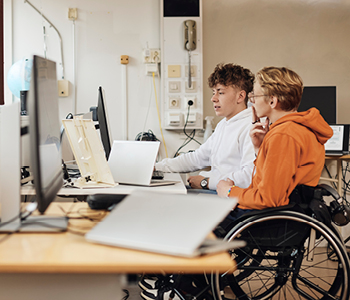 S kakšnimi izzivi se soočajo osebe, ki zaradi bolezni ali poškodbe postanejo gibalno ovirane, in kako jih lahko podpremo, da se vrnejo v aktivno življenje?