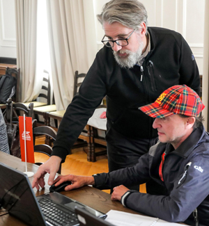 Delavnice so bile praktične - inštruktore je udeležence vodil pri uporabi računalnika in mobilnega telefona