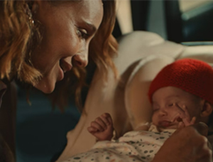 Mama z dojenčkom prav tukaj in zdaj oblikuje svojo prihodnost