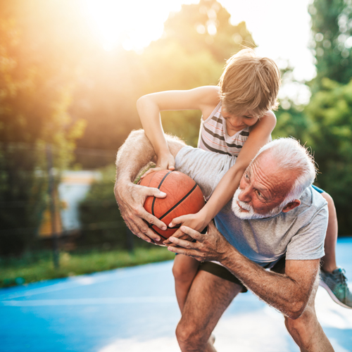 Skupina mladih se odpravlja na kolesarski izlet po mestu