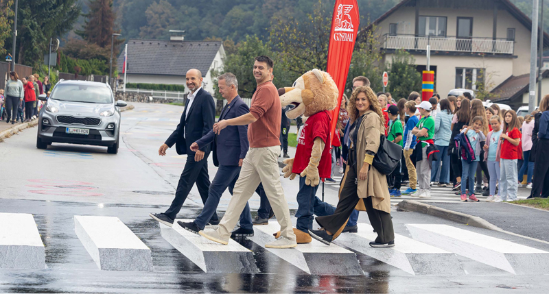 Na otvoritvi 3D zeber so se najpogostejši uporabniki, otroci, družili z Generalijevim levčkom, Trkajem in vodstvom zavarovalnice.