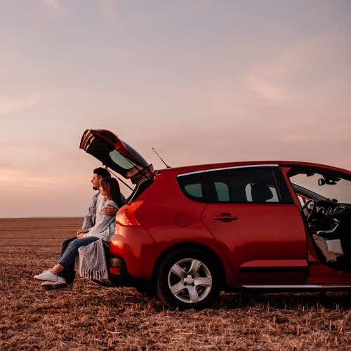 Mlajši par na roadtripu uživa v razgledu