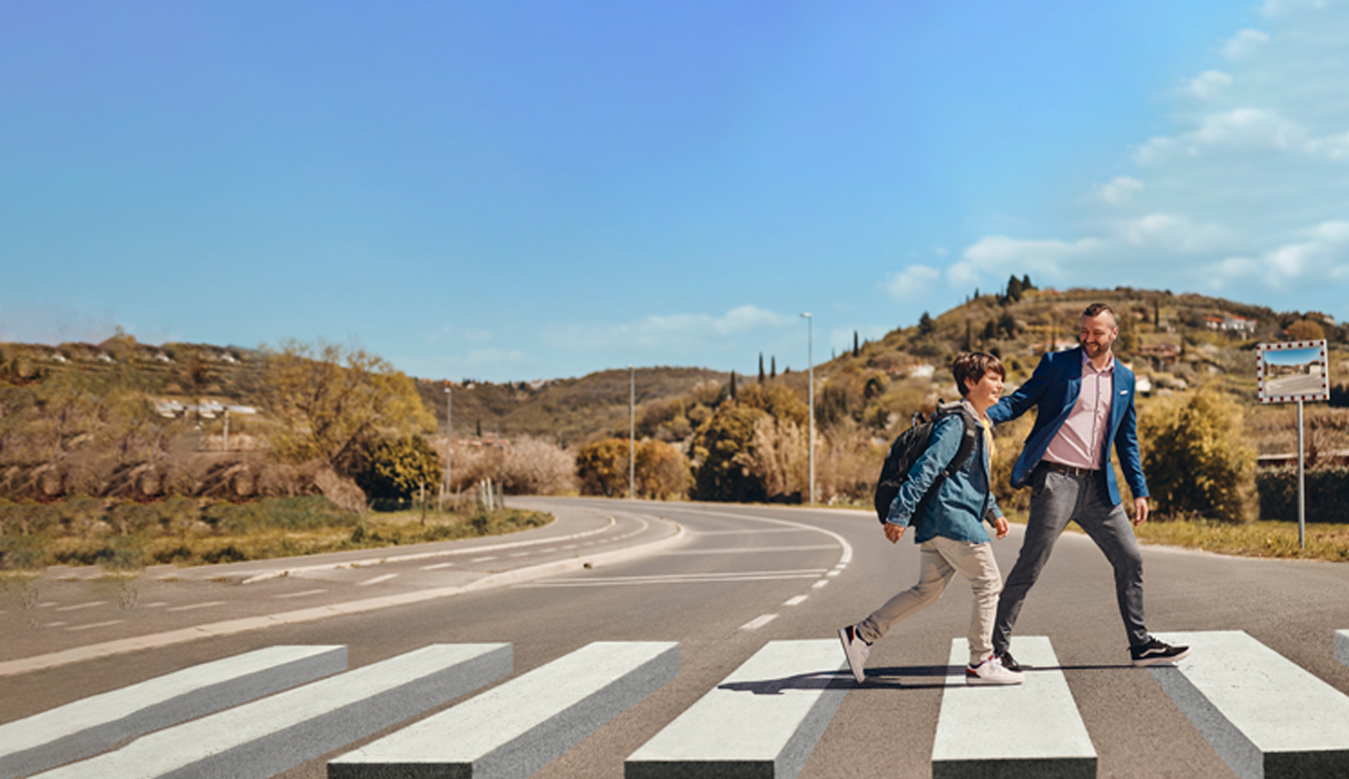 Zavarovalni zastopnik in deček prečkata tridimenzionalni prehod, ki ga je umestil Generali za večjo varnost ranljivih udeležencev v prometu