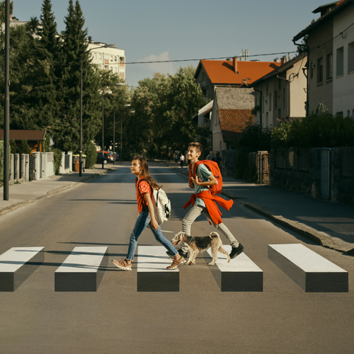 Otroka prečkata ljubljansko ulico na tridimenzionalnem prehodu za pešce