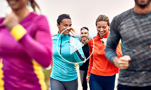 Skupina tekačev v parku na treningu, s katerim krepijo telo in odpornost.