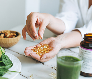 Slika simbolizira prehrano rekreativke, ki ob uravnoteženi prehrani, polni zelenjave, uživa tudi prehranske dodatke.
