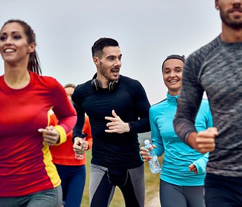 Raznolika skupina tekačev pri treningu.