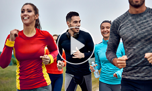 Raznolika skupina tekačev pri treningu.