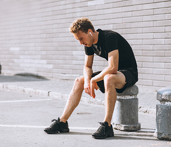 Tekač v povsem črni tekaški opremi si je med tekom dovolil oddih.