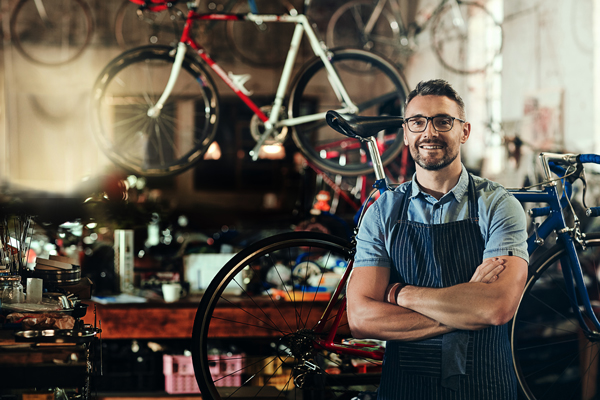 Lastnik kolesarske delavnice kot simbol trajnostnega podjetja