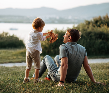 Srečna družina uživa življenje, ki ga varuje življenjsko zavarovanje Moj življenjsi kasko.