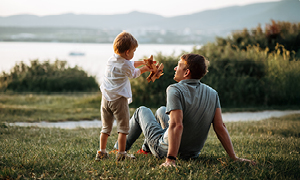 Srečna družina uživa življenje, ki ga varuje življenjsko zavarovanje Moj življenjsi kasko.