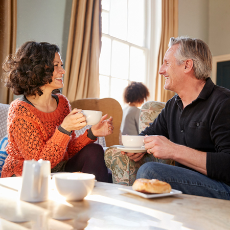 Par ob kavi uživa v življenju